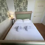 Le Palmier Spacieux, Lumineux, Bien Equipee, 9 P, Beau Jardin Clos Terrasse, Parking Privatif 7 Kms Bayeux Proche Plages Du Debarquement Esquay-sur-Seulles