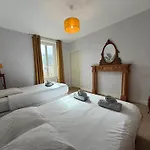 Holiday home Le Palmier Spacieux, Lumineux, Bien Equipee, 9 P, Beau Jardin Clos Terrasse, Parking Privatif 7 Kms Bayeux Proche Plages Du Debarquement