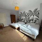Holiday home Le Palmier Spacieux, Lumineux, Bien Equipee, 9 P, Beau Jardin Clos Terrasse, Parking Privatif 7 Kms Bayeux Proche Plages Du Debarquement *