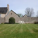 Le Palmier Spacieux, Lumineux, Bien Equipee, 9 P, Beau Jardin Clos Terrasse, Parking Privatif 7 Kms Bayeux Proche Plages Du Debarquement Holiday home *