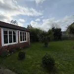 Le Palmier Spacieux, Lumineux, Bien Equipee, 9 P, Beau Jardin Clos Terrasse, Parking Privatif 7 Kms Bayeux Proche Plages Du Debarquement Holiday home *