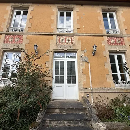 Дом отдыха Le Palmier Maison Spacieuse, Lumineuse, Bien Equipee, 3 Belles Chambres, 2 Salles D'Eau, 2 Wc, Grand Jardin Arbore Clos, Belle Terrasse, Parking Privatif 7 Kms Bayeux Proche Plages Du Debarquement Esquay-sur-Seulles