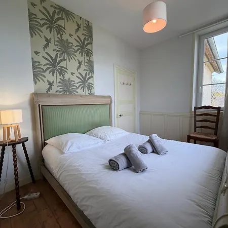 Дом отдыха Le Palmier Maison Spacieuse, Lumineuse, Bien Equipee, 3 Belles Chambres, 2 Salles D'Eau, 2 Wc, Grand Jardin Arbore Clos, Belle Terrasse, Parking Privatif 7 Kms Bayeux Proche Plages Du Debarquement *