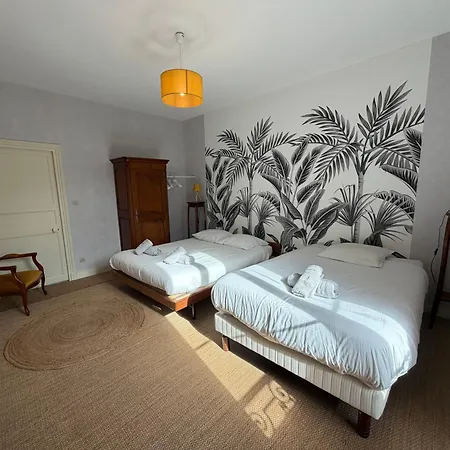 Дом отдыха Le Palmier Maison Spacieuse, Lumineuse, Bien Equipee, 3 Belles Chambres, 2 Salles D'Eau, 2 Wc, Grand Jardin Arbore Clos, Belle Terrasse, Parking Privatif 7 Kms Bayeux Proche Plages Du Debarquement *