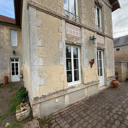 Дом отдыха Le Palmier Maison Spacieuse, Lumineuse, Bien Equipee, 3 Belles Chambres, 2 Salles D'Eau, 2 Wc, Grand Jardin Arbore Clos, Belle Terrasse, Parking Privatif 7 Kms Bayeux Proche Plages Du Debarquement Esquay-sur-Seulles