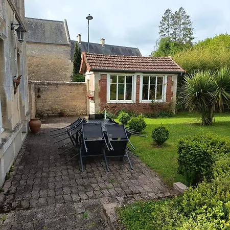 Holiday home Le Palmier Maison Spacieuse, Lumineuse, Bien Equipee, 3 Belles Chambres, 2 Salles D'eau, 2 Wc, Grand Jardin Arbore Clos, Belle Terrasse, Parking Privatif 7 Kms Bayeux Proche Plages Du Debarquement Esquay-sur-Seulles