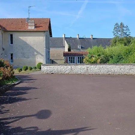 Le Palmier Maison Spacieuse, Lumineuse, Bien Equipee, 3 Belles Chambres, 2 Salles D'eau, 2 Wc, Grand Jardin Arbore Clos, Belle Terrasse, Parking Privatif 7 Kms Bayeux Proche Plages Du Debarquement Holiday home *