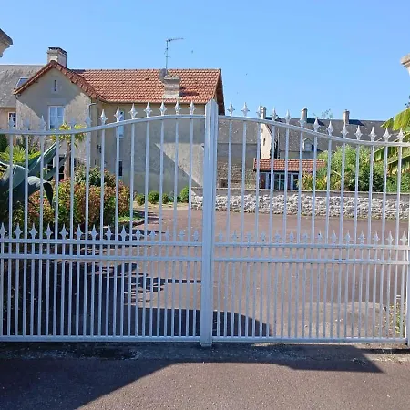 Holiday home Le Palmier Maison Spacieuse, Lumineuse, Bien Equipee, 3 Belles Chambres, 2 Salles D'eau, 2 Wc, Grand Jardin Arbore Clos, Belle Terrasse, Parking Privatif 7 Kms Bayeux Proche Plages Du Debarquement