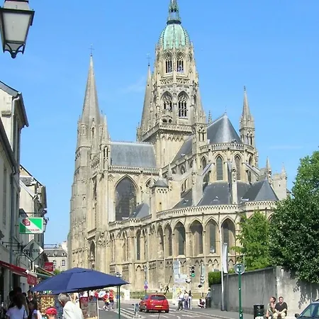 Le Palmier Maison Spacieuse, Lumineuse, Bien Equipee, 3 Belles Chambres, 2 Salles D'eau, 2 Wc, Grand Jardin Arbore Clos, Belle Terrasse, Parking Privatif 7 Kms Bayeux Proche Plages Du Debarquement Holiday home